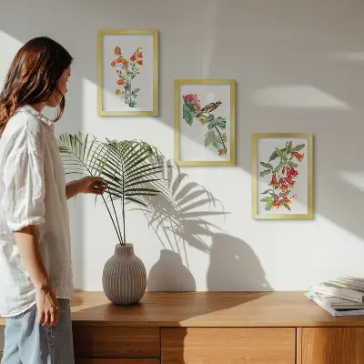 Gallery wall met geschilderde retrobloemen en een vogel op een tak