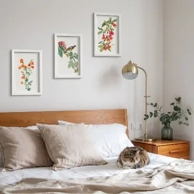 Gallery wall met geschilderde retrobloemen en een vogel op een tak