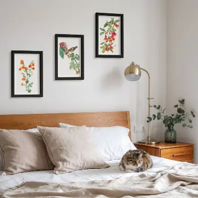 Gallery wall met geschilderde retrobloemen en een vogel op een tak