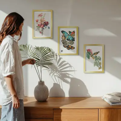 Set ingelijste schilderijen met bloemen, vlinders en een vogel in pastelkleuren