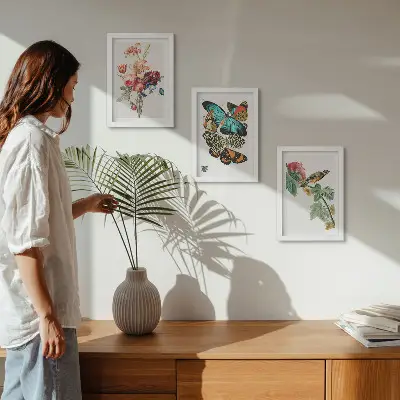 Set ingelijste schilderijen met bloemen, vlinders en een vogel in pastelkleuren
