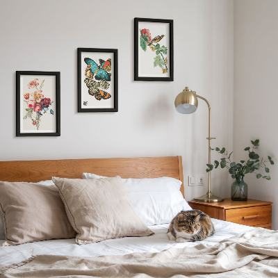 Set van ingelijste schilderijen Bloemen, vlinders en een vogel in pastelkleuren.