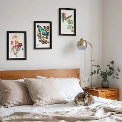Set ingelijste schilderijen met bloemen, vlinders en een vogel in pastelkleuren