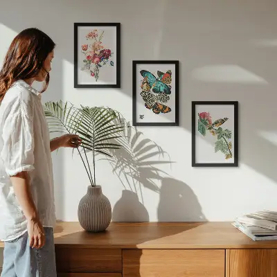 Set ingelijste schilderijen met bloemen, vlinders en een vogel in pastelkleuren
