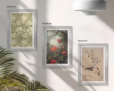 Gallery wall met bloemen en vogels in een natuurlijke omgeving