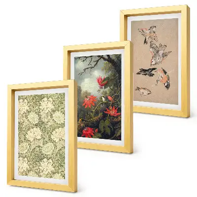 Gallery wall met bloemen en vogels in een natuurlijke omgeving