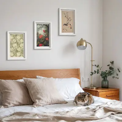Gallery wall met bloemen en vogels in een natuurlijke omgeving