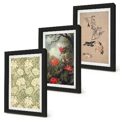 Gallery wall met bloemen en vogels in een natuurlijke omgeving