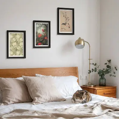 Gallery wall met bloemen en vogels in een natuurlijke omgeving