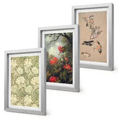 Gallery wall met bloemen en vogels in een natuurlijke omgeving