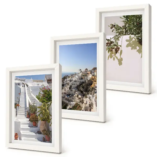 Set van ingelijste schilderijen Witte trappen op Santorini met uitzicht op de stad.