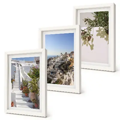 Set van ingelijste schilderijen Witte trappen op Santorini met uitzicht op de stad.