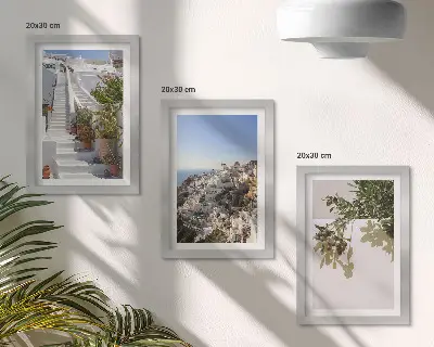 Set van ingelijste schilderijen Witte trappen op Santorini met uitzicht op de stad.