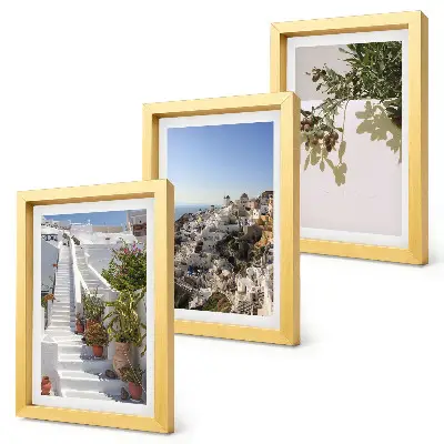 Set van ingelijste schilderijen Witte trappen op Santorini met uitzicht op de stad.