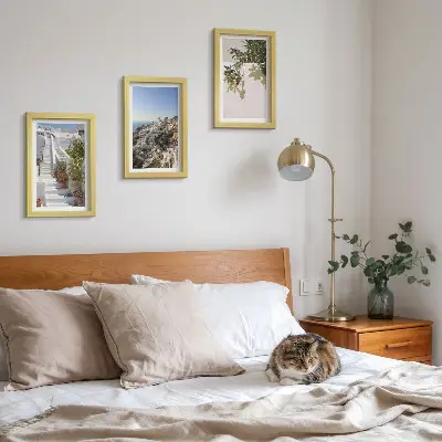 Set van ingelijste schilderijen Witte trappen op Santorini met uitzicht op de stad.