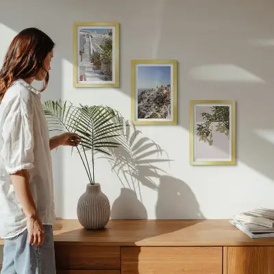 Set van ingelijste schilderijen Witte trappen op Santorini met uitzicht op de stad.
