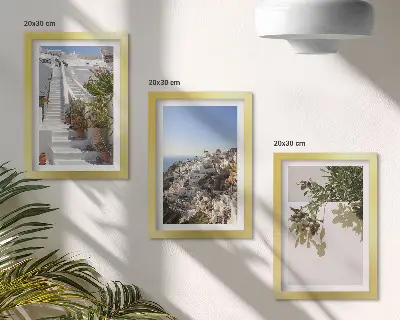 Set van ingelijste schilderijen Witte trappen op Santorini met uitzicht op de stad.