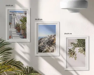 Set van ingelijste schilderijen Witte trappen op Santorini met uitzicht op de stad.