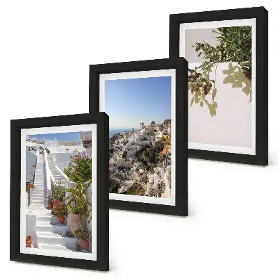 Set van ingelijste schilderijen Witte trappen op Santorini met uitzicht op de stad.