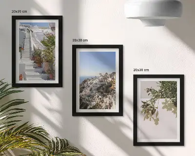 Set van ingelijste schilderijen Witte trappen op Santorini met uitzicht op de stad.