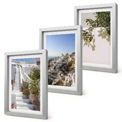 Set van ingelijste schilderijen Witte trappen op Santorini met uitzicht op de stad.