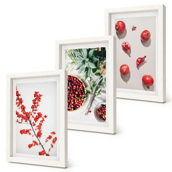 Gallery wall met rode vruchten en planten in een minimalistische stijl