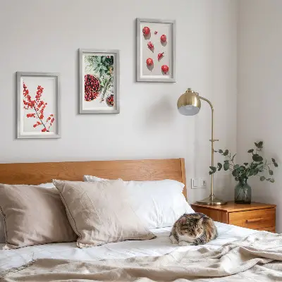 Gallery wall met rode vruchten en planten in een minimalistische stijl