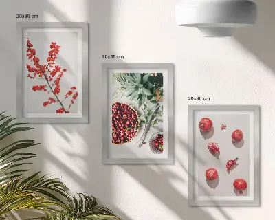 Gallery wall met rode vruchten en planten in een minimalistische stijl