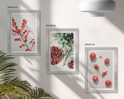 Gallery wall Rode vruchten en planten in een minimalistische stijl.