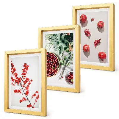 Gallery wall met rode vruchten en planten in een minimalistische stijl