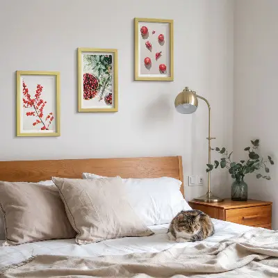 Gallery wall met rode vruchten en planten in een minimalistische stijl