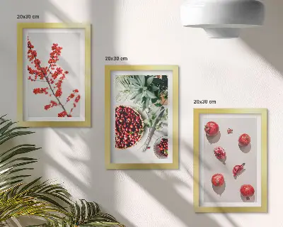 Gallery wall met rode vruchten en planten in een minimalistische stijl
