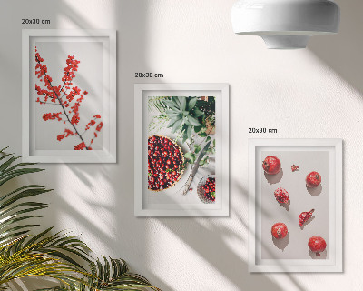 Gallery wall Rode vruchten en planten in een minimalistische stijl.