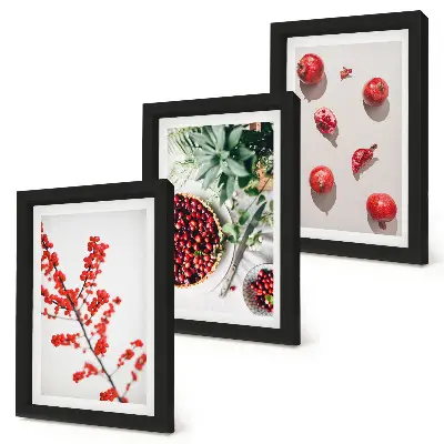 Gallery wall met rode vruchten en planten in een minimalistische stijl