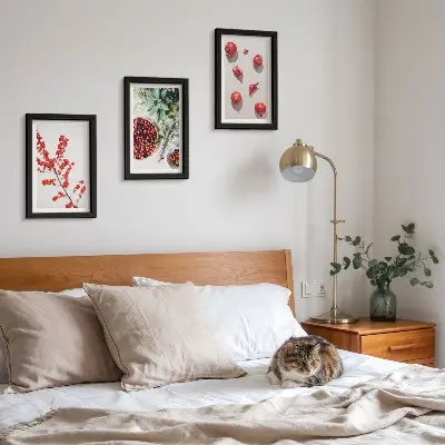 Gallery wall met rode vruchten en planten in een minimalistische stijl