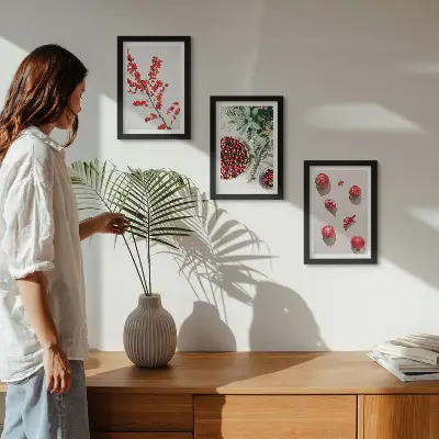 Gallery wall met rode vruchten en planten in een minimalistische stijl