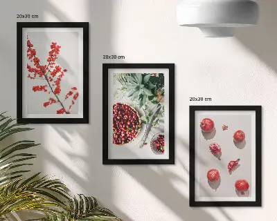 Gallery wall met rode vruchten en planten in een minimalistische stijl
