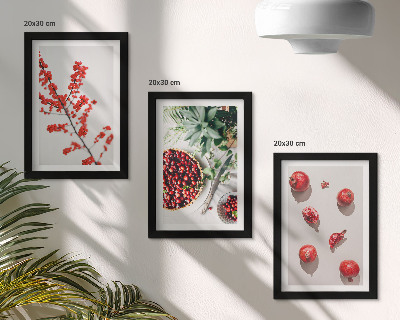 Gallery wall Rode vruchten en planten in een minimalistische stijl.