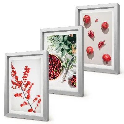 Gallery wall met rode vruchten en planten in een minimalistische stijl