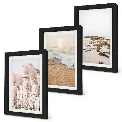 Set van ingelijste schilderijen met strandgras, golven en stenen aan zee in boho-stijl