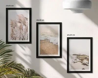 Set van ingelijste schilderijen met strandgras, golven en stenen aan zee in boho-stijl