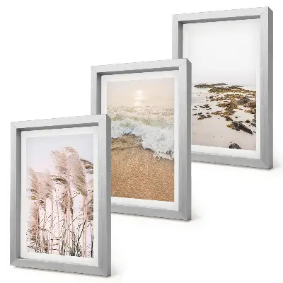 Set van ingelijste schilderijen met strandgras, golven en stenen aan zee in boho-stijl