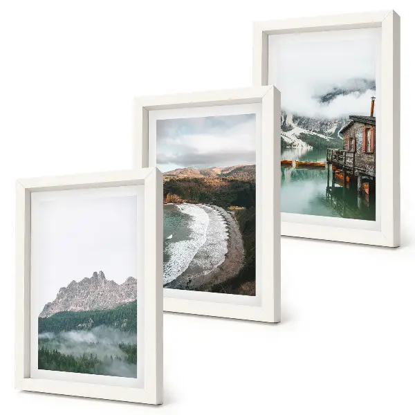Gallery wall met berglandschap, strand en een houten huis