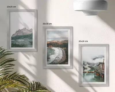 Gallery wall met berglandschap, strand en een houten huis