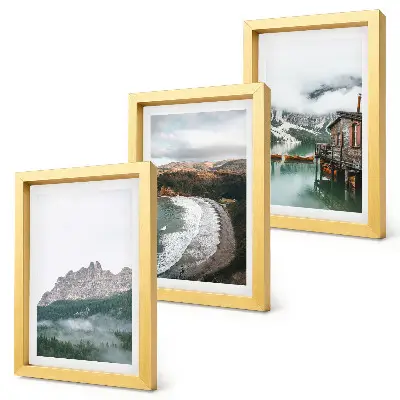 Gallery wall met berglandschap, strand en een houten huis