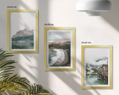 Gallery wall met berglandschap, strand en een houten huis
