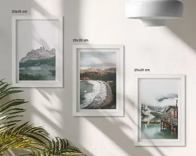Gallery wall met berglandschap, strand en een houten huis