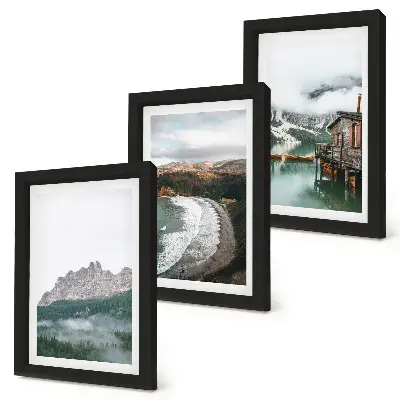 Gallery wall met berglandschap, strand en een houten huis