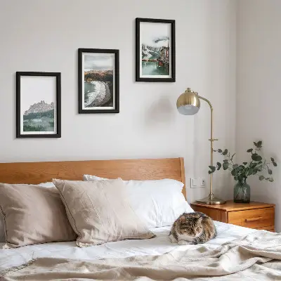Gallery wall met berglandschap, strand en een houten huis