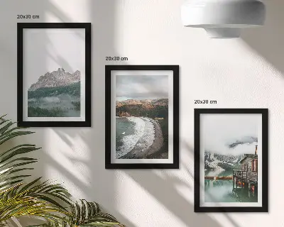 Gallery wall met berglandschap, strand en een houten huis